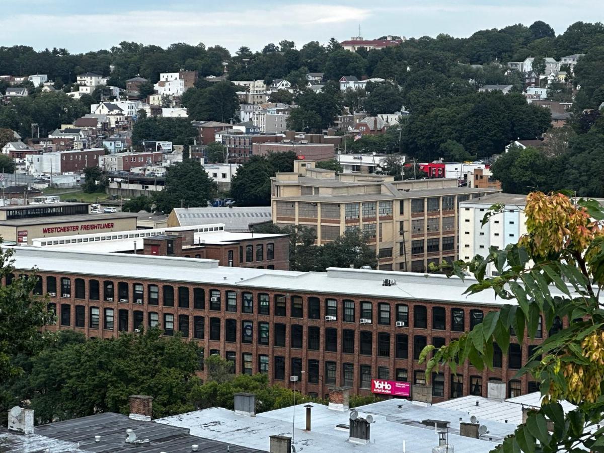 4-A Diamond In Yonkers Hotel Exterior photo